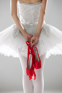 青年女人拿着芭蕾舞鞋