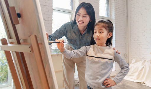 美术老师摄影照片_家教老师辅导小学生学习绘画