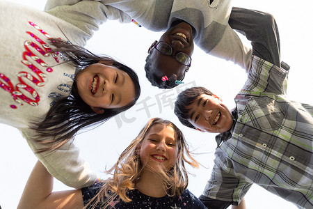 快乐的非洲人摄影照片_国际学校的学生们团结在一起