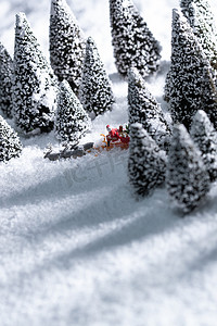中国鹿摄影照片_雪地上驯鹿拉着圣诞老人