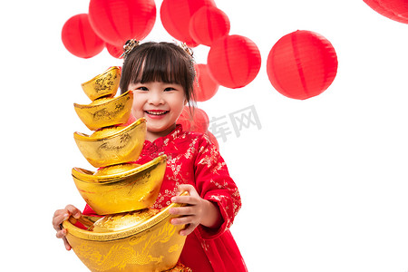 灯笼新年金色摄影照片_可爱的小女孩抱着一摞金元宝