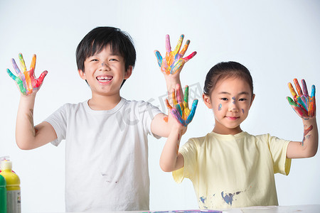 手上涂满颜料的小学生