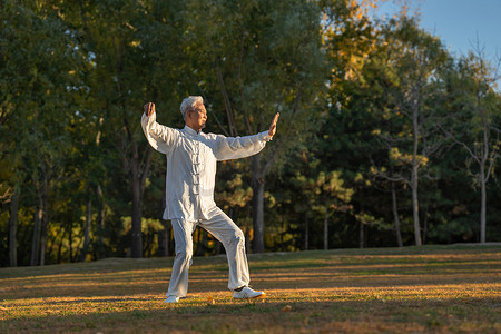 户外老年人正在练太极拳