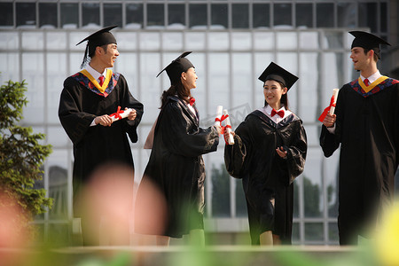 四个身穿学士服的大学生