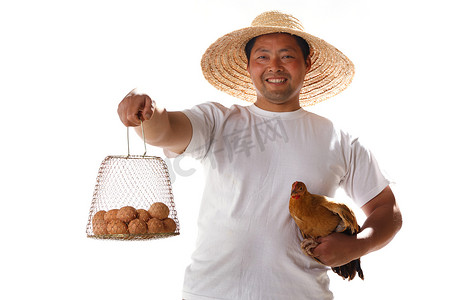 一个农民手拿鸡和鸡蛋