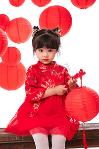 新年新春春节灯笼摄影照片_小女孩拿着红灯笼喜迎新春