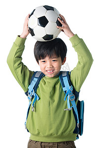 小学体育锻炼摄影照片_一个男孩把足球放在头顶