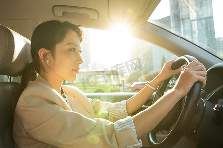 自信的青年女人开车