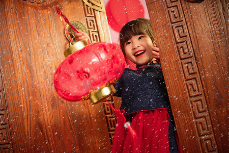 新年祝贺摄影照片_可爱的小女孩手提红灯笼庆祝新年