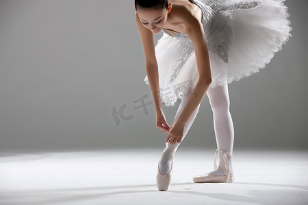 女人系芭蕾舞鞋带