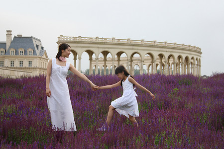 紫色柱子摄影照片_东方母女户外郊游