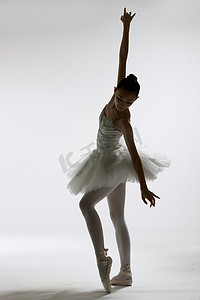 青年女人跳芭蕾舞