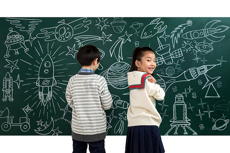 快乐儿童在画满宇宙漫画的黑板前