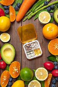 俯视医疗摄影照片_水果蔬菜和药盒