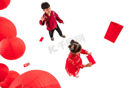 红包新年活动摄影照片_快乐的男孩女孩接红包