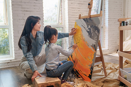 美术老师摄影照片_家教老师辅导小学生学习绘画