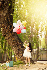 小清新彩色气球摄影照片_可爱的小女孩在户外