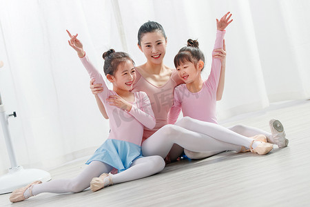 年轻舞蹈教师和小女孩们