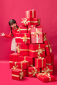 可爱的圣诞元素摄影照片_快乐的小女孩收到许多节日礼物