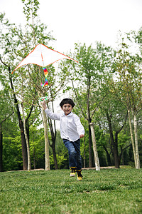 一个小男孩在户外放风筝
