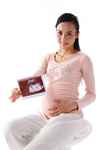 孕妇手拿超声波照片