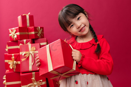 儿童节日礼物摄影照片_快乐的小女孩收到许多节日礼物