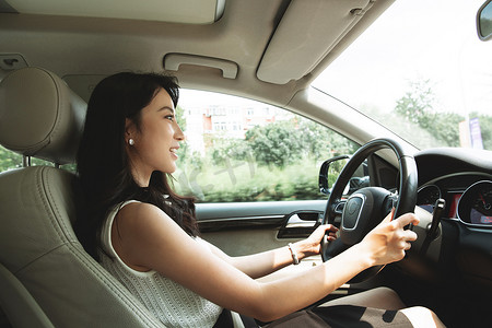 漂亮的青年女人驾车