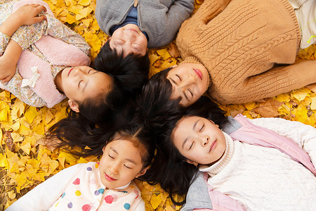 可爱的男孩女孩躺在地上