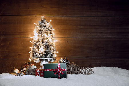 金色的缎带摄影照片_圣诞树和礼物