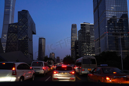 机动车路摄影照片_夜晚的北京国贸交通