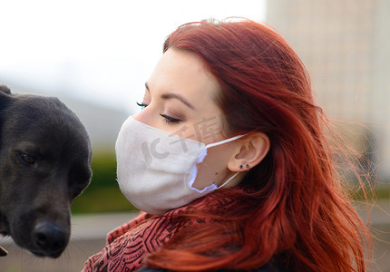 年轻女性使用口罩作为验尸官，防止与她的狗同行.