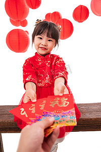 板凳摄影照片_新年收到红包的快乐小女孩
