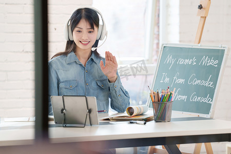 英文字母字母摄影照片_青年女人在线直播教育