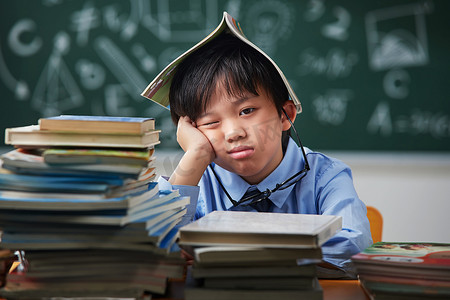 苦恼着摄影照片_苦恼的小学生写作业