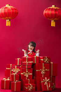 红色灯笼喜庆背景摄影照片_快乐的小女孩收到许多新年礼物
