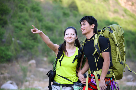 情侣登山摄影照片_东方情侣户外攀岩