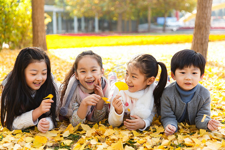 可爱的男孩女孩在户外玩耍