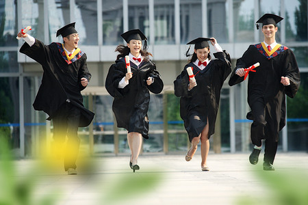 奔跑中的图片摄影照片_四个身穿学士服的大学生