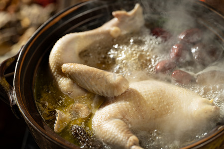 中华图片摄影照片_砂锅里的滋补鸡汤