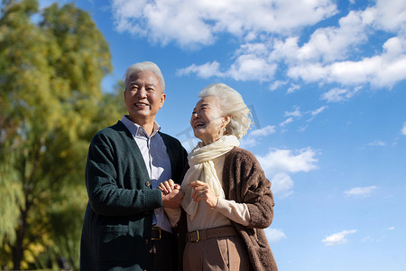 白云站摄影照片_幸福的老年夫妇