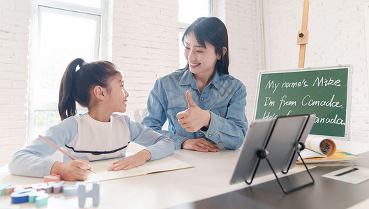 辅导学习摄影照片_家教老师辅导小学生学习英语