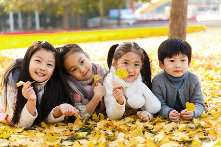 可爱的男孩女孩在户外玩耍