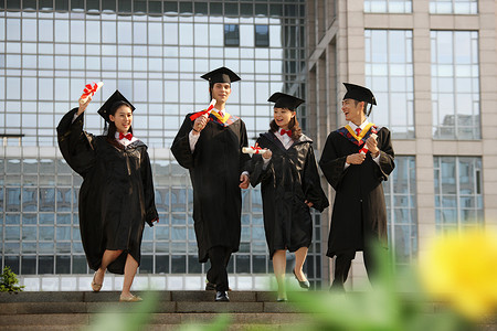 四个身穿学士服的大学生