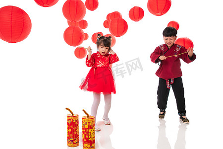 春节鞭炮元素摄影照片_新年放爆竹的欢乐男孩女孩