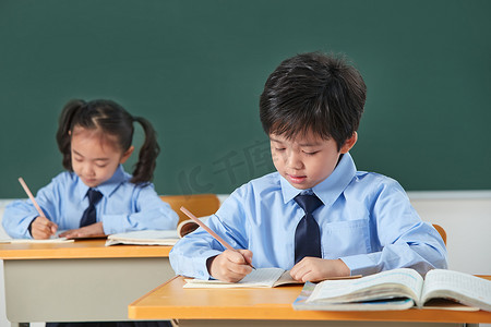 在教室学习的学生摄影照片_小学生在教室里上课