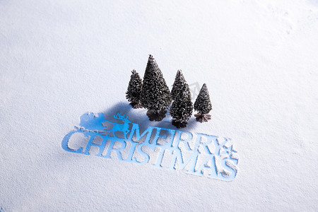 松树图片松树摄影照片_雪地上的松树和圣诞节英文