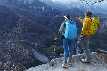 青年登山者伴侣站在山顶俯瞰