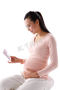 孕妇手拿超声波照片