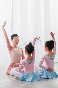 年轻舞蹈老师教小女孩们跳舞