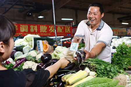 一个菜农在菜市场里卖菜